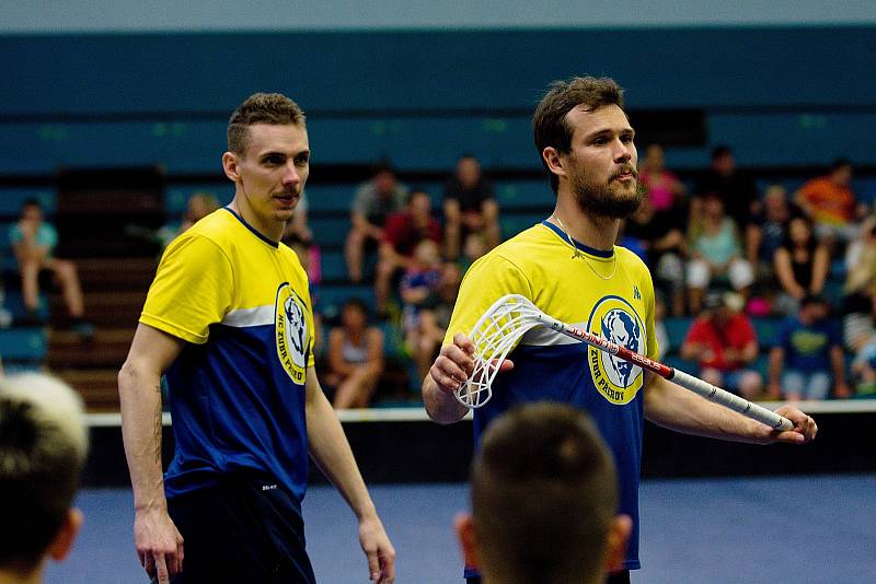 Exhibiční utkání mezi hokejisty HC Zubr Přerov a florbalisty FBC Přerov skončilo remízou 22:22. Vlastimil Dostálek a Tomáš Kundrátek. Foto: Deník/Jan Pořízek