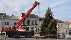 Na Masarykovo náměstí v Přerově dorazil vánoční strom, sobota 19. listopadu 2022. Ilustrační foto
