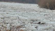 Pracovníci Povodí Moravy rozbíjeli na jezu v Přerově a pak i v úseku mezi Lipníkem a Týnem nad Bečvou ledovou celinu