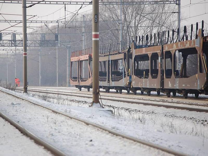 Drážní inspekce zkoumala příčinu vykolejení nákladního vlaku mezi Přerovem a Prosenicemi