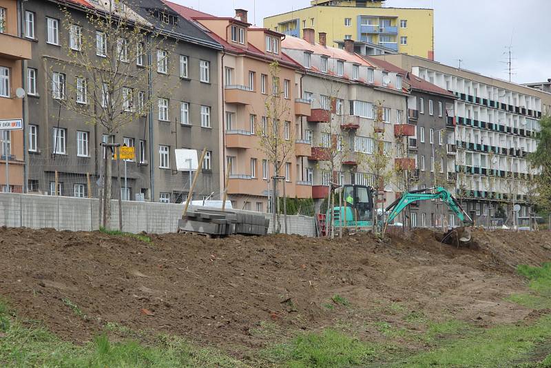 Stavba protipovodňové zídky na nábřeží Edvarda Beneše v Přerově. Konec dubna 2017