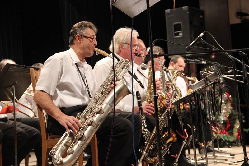 Swingový večírek v podání dvou skvělých orchestrů – přerovského Academic Jazz bandu a swingbandu z Olomouce si užili v pátek večer posluchači, kteří zavítali do klubu Teplo v Přerově.