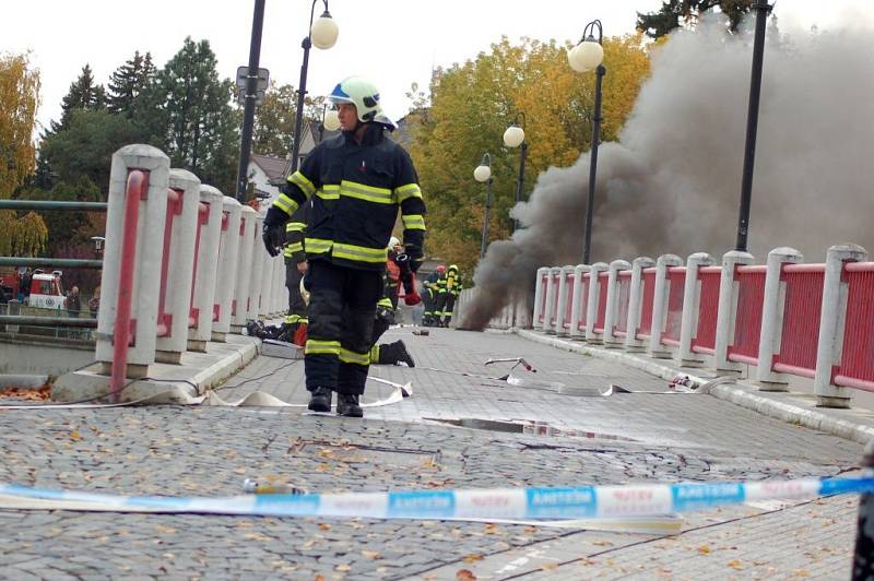 Hasiči zasahují u požáru lávky U Loděnice v Přerově. 18. října 2013 