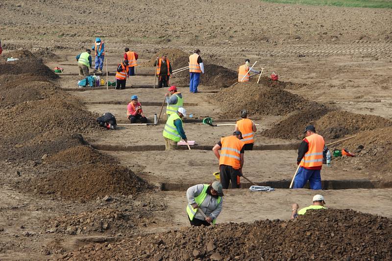 Archeologové začali bádat v místě trasy dálnice D1 mezi Říkovicemi a Přerovem. V současné době probíhá intenzivní výzkum u Dluhonic, intenzivní doklady osídlení ale očekávají badatelé o něco dál - v Předmostí.