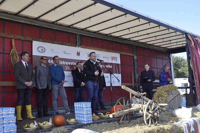 Foto: Vojtěch Podušel. Mistrovství republiky v orbě, které se konalo na poli u Prosenic na Přerovsku, přálo v sobotu počasí.