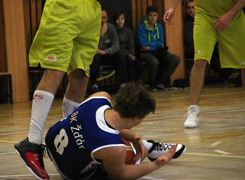 Basketbalisté Lipníku (ve žlutém) v utkání s BK Žďár nad Sázavou.