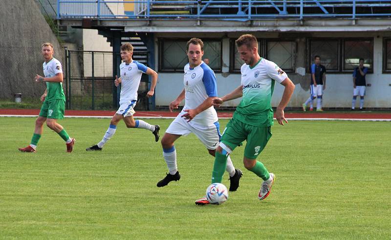 Fotbalisté 1. FC Viktorie Přerov (v bílém) proti TJ Slovan Bzenec