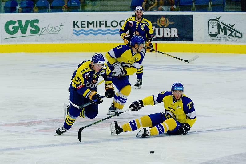 Hokejisté HC Zubr Přerov (v modrých dresech) v přípravě proti Aukro Berani Zlín.