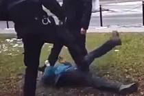 Surový zásah strážníků proti ležícímu muži v Lipníku nad Bečvou - záběr z videa, které se objevilo na sociálních sítích.