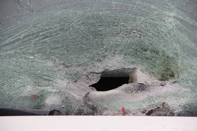 Exploze v pondělí večer poničila auto, zaparkované v Sušilově ulici v Přerově. Podle policie umístil neznámý pachatel na auto nástražný výbušný systém - předmět, který z něj odletěl, zasáhl i květináč na okně protější budovy Dětského domova.