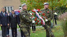 Den válečných veteránů uctili v pátek 10. listopadu 2023 u památníku Františka Rasche na stejnojmenném náměstí zástupci města a spolků.