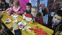 V Ježíškově dílně na Masarykově náměstí v Přerově si mohou děti vyrobit pěkné dárky a dekorace.