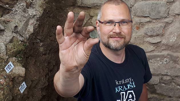 Zástupce ředitele Městské policie v Přerově Miroslav Komínek se podílí i na archeologických výzkumech - pracuje s detektorem kovů.