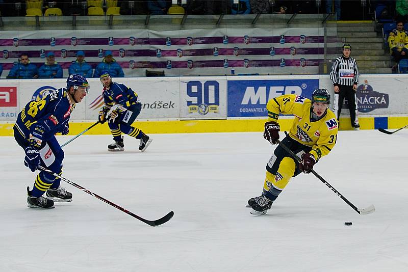 Hokejisté Přerova (v modrém) doma podlehli Ústí nad Labem 0:1