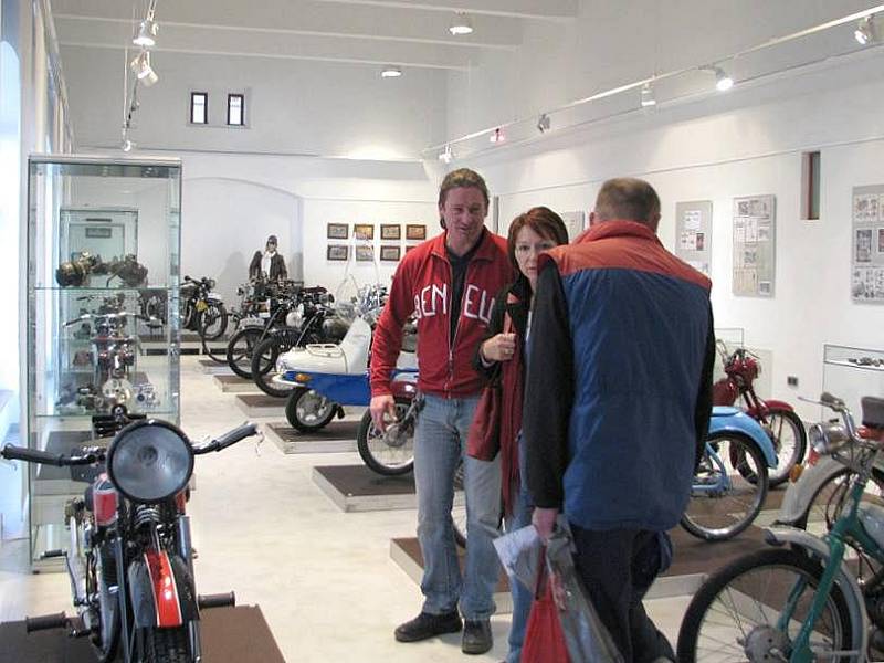 Výstava historických motocyklů v Galerii Konírna v Lipníku