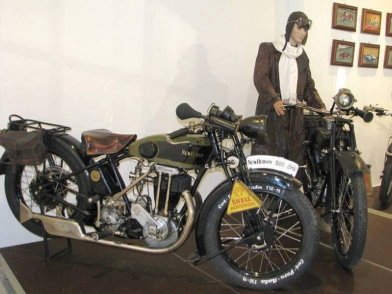 Výstava historických motocyklů v Galerii Konírna v Lipníku