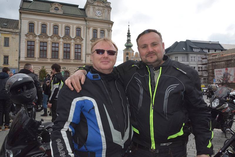 Na sto padesát motorkářů obsadilo v sobotu Masarykovo náměstí v Přerově, aby zahájili letošní sezonu. Motorkáři z různých koutů Moravy, ale i Polska vyrazili kolem půl druhé odpoledne na spanilou jízdu regionem