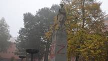 Sochu s názvem Rudoarmějec před ZŠ Želatovská v Přerově někdo poničil červenou barvou. 26. října 2022