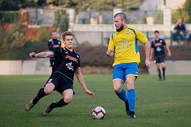 Fotbalisté Kozlovice (ve žlutém) doma porazili 1. HFK Olomouc 4:0.