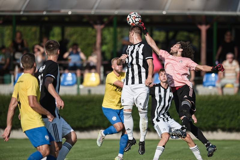 Fotbalisté FK Kozlovice (ve žlutém) proti SFK ELKO Holešov.