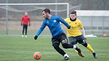 Fotbalisté Kozlovic (v modrém) v přípravě na půdě Kroměříže.