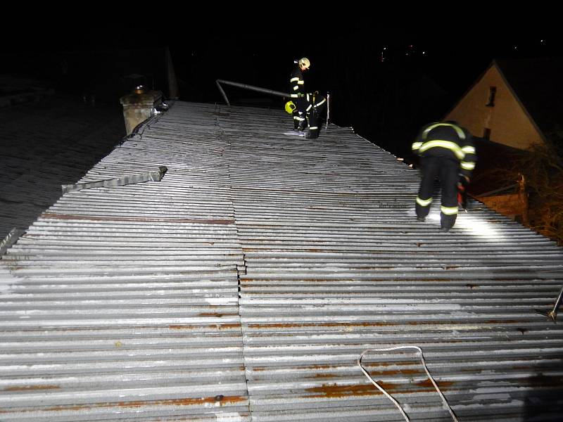 Vichr v pondělí odpoledne poškodil střechu líhně kuřat v Oseku nad Bečvou.