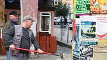 Primátor Přerova  Vladimír Puchalský nechal ve městě vylepit plakáty s kontaktem na Děti Země, které blokují stavbu dálnice D1 Říkovice - Přerov.