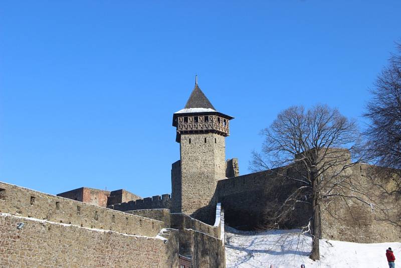 I v mrazech se lidé rozhodli pokořit hrad Helfštýn. Na čtyřicátém ročníku novoročního výšlapu se jich nakonec sešlo 1964. Letošní ročník se nesl v duchu vzpomínek na Marcelu Kleckerovou.