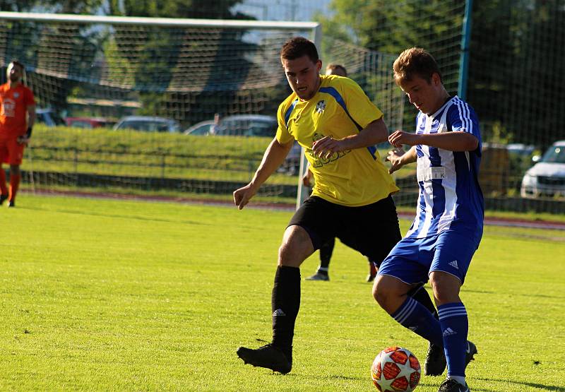 Fotbalisté SK Hranice (v modrém) doma nestačili na Kozlovice.