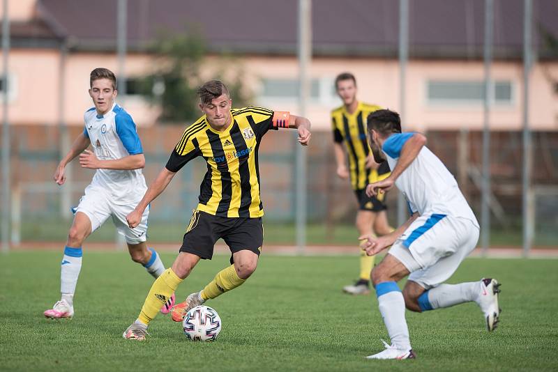 Fotbalisté Přerova (v bílém) v utkání s Novými Sady.