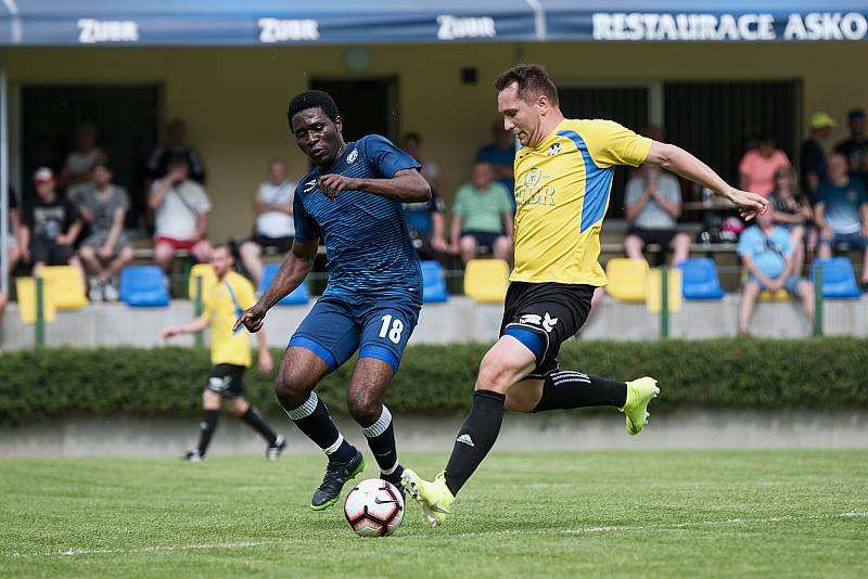 Fotbalisté FK Kozlovice (ve žlutém) v přátelském utkání s Vyškovem.