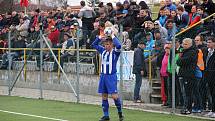 Fotbalisté SK Hranice (v pruhovaném) porazili Kozlovice 1:0. Tomáš Čáp.