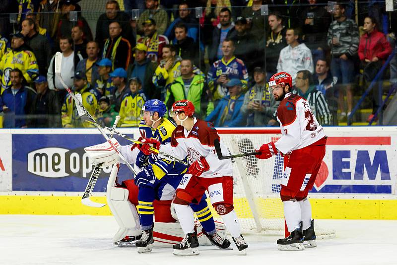 Hokejisté HC Zubr Přerov (v modrém) proti Frýdku-Místku (1:3).