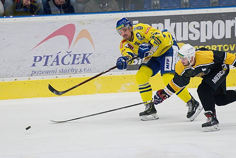 Hokejisté Přerova (ve žlutém) sestřelili Kadaň 8:2. Foto: Deník/Jan Pořízek