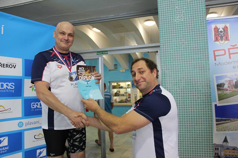 Mezinárodní mistrovství České republiky v plavání kategorie masters v Přerově. Pavel Lanč (vlevo)