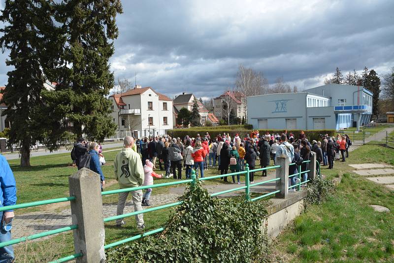 Vhozením smrtky do řeky Bečvy se děti z Folklorního souboru Trávníček rozloučily se zimou. Tradiční vynášení smrtky přilákalo v neděli dopoledne do centra Přerova davy lidí.