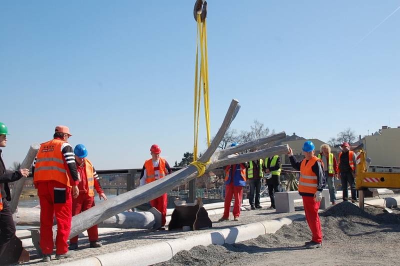 Stavba Tyršova mostu - osazování betonových stromů