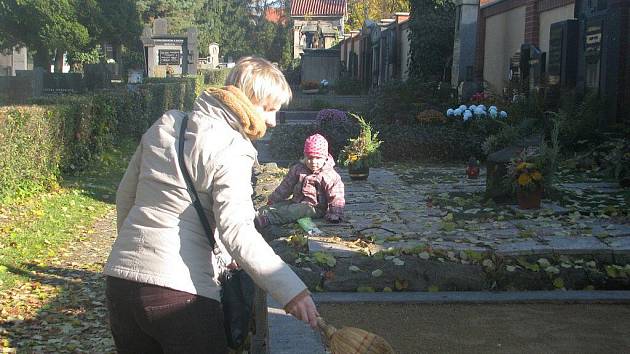 Úklid a výzdoba hrobů před Památkou zesnulých na hřbitově v Přerově