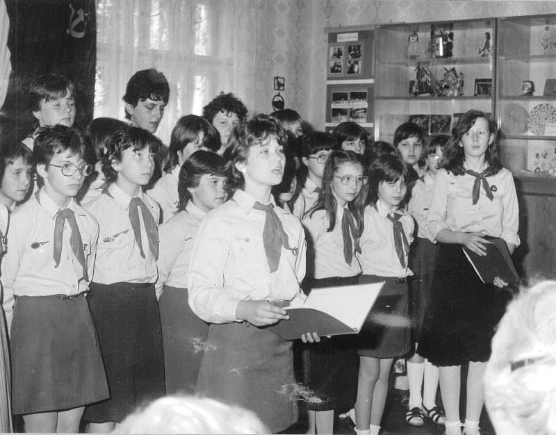  Volby 1986 v Oseku nad Bečvou. Slavnostní zahájení 23. května 1986 v agitačním středisku, první skupině voličů předvedli kulturní  program žáci místní  Základní školy.