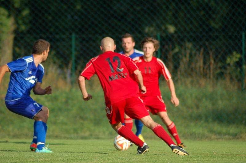 Fotbalisté Slavoje Kojetín (v červeném) v přípravě proti Fryštáku