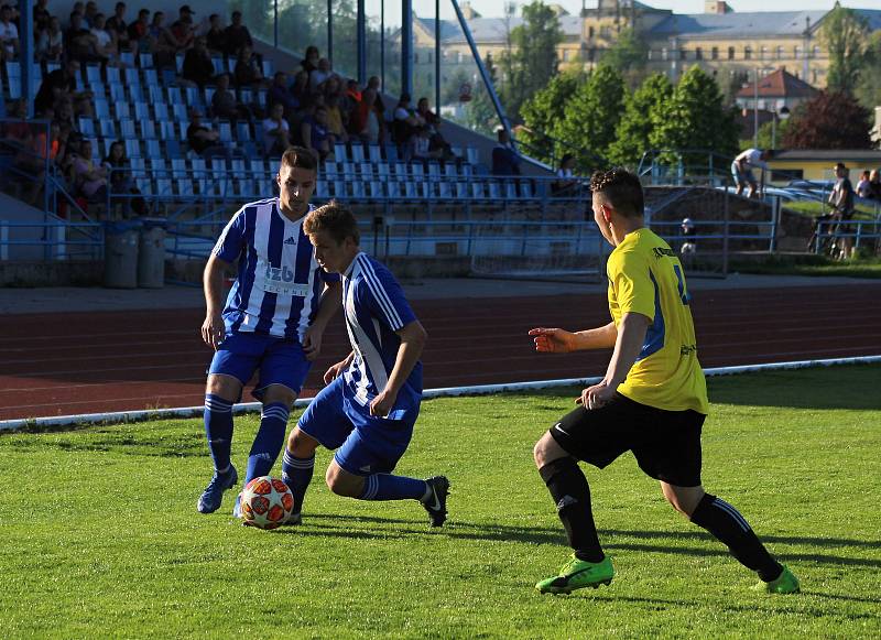 Fotbalisté SK Hranice (v modrém) doma nestačili na Kozlovice.