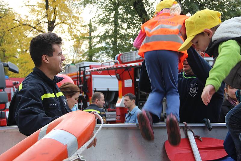 Prohlédnout si zázemí hasičské zbrojnice a techniku, kterou používají záchranáři při zásazích, mohly děti z přerovských mateřských a základních škol. Pátek třináctého přilákal do budovy Hasičské záchranné stanice v ulici na Šířavě stovky dětí.