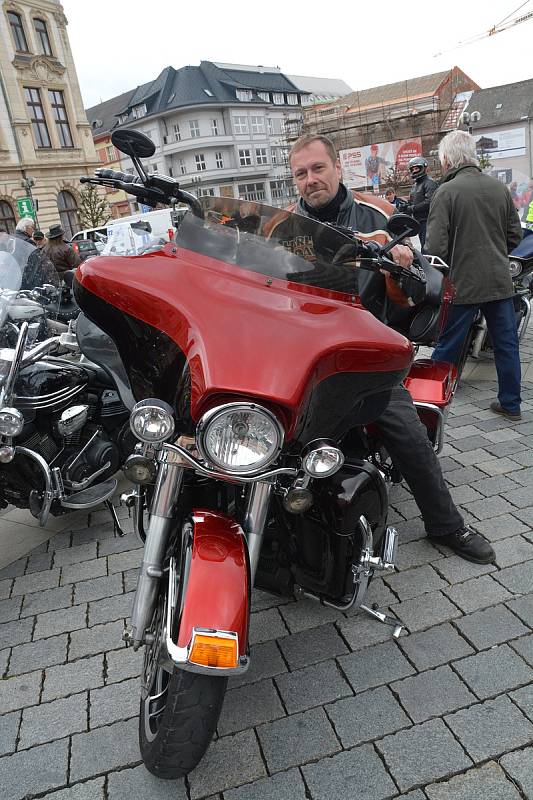 Na sto padesát motorkářů obsadilo v sobotu Masarykovo náměstí v Přerově, aby zahájili letošní sezonu. Motorkáři z různých koutů Moravy, ale i Polska vyrazili kolem půl druhé odpoledne na spanilou jízdu regionem