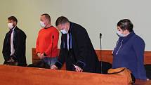 Manželé souzení za napadení romských dětí v Lipníku v doprovodu obhájců u přerovského okresního soudu, 21. prosince 2020