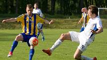 Fotbalisté Kozlovic (v pruhovaném) v domácím zápase proti Velkým Karlovicím (3:1). Foto: Deník/Jan Pořízek