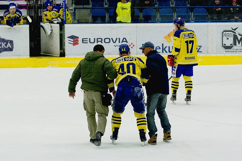 Hokejisté HC Zubr Přerov (ve žlutém) v derby s Prostějovem (4:1).