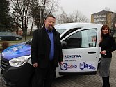Na sociální automobil přispělo 35 firem z regionu, klíčky převzala ředitelka Sociálních služeb města Přerova Jana Žouželková. 