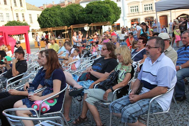 Pohodová atmosféra vládla o víkendu na Svatojakubských hodech v Lipníku. V sobotu odpoledne se dobrou náladu na náměstí postarala skupina Berušky z Jablonce nad Nisou.