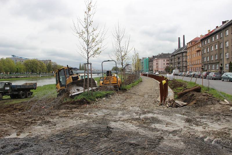 Stavba protipovodňové zídky na nábřeží Edvarda Beneše v Přerově. Konec dubna 2017