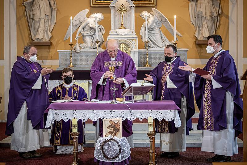 Slavnostní bohoslužba k 100. výročí vysvědčení Antonína Cyrila Stojana olomouckým arcibiskupem, 14. března 2021 v Běnově. (střed) Arcibiskup Jan Graubner.